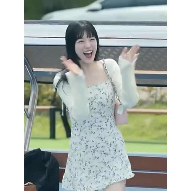 Set cardigan trắng croptop + váy hoa nhí Doona Bae Suzy