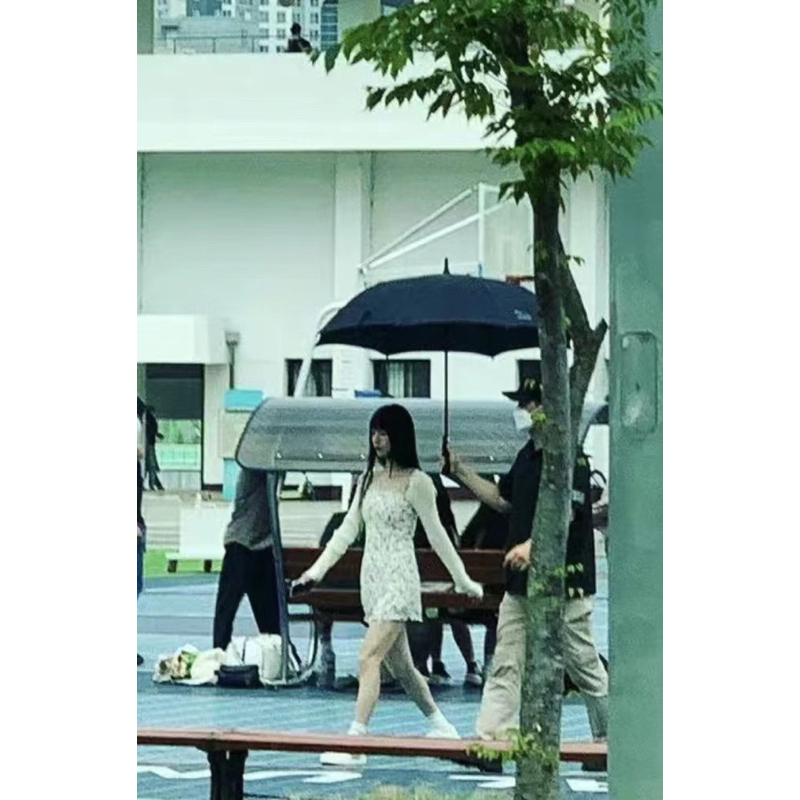 Set cardigan trắng croptop + váy hoa nhí Doona Bae Suzy