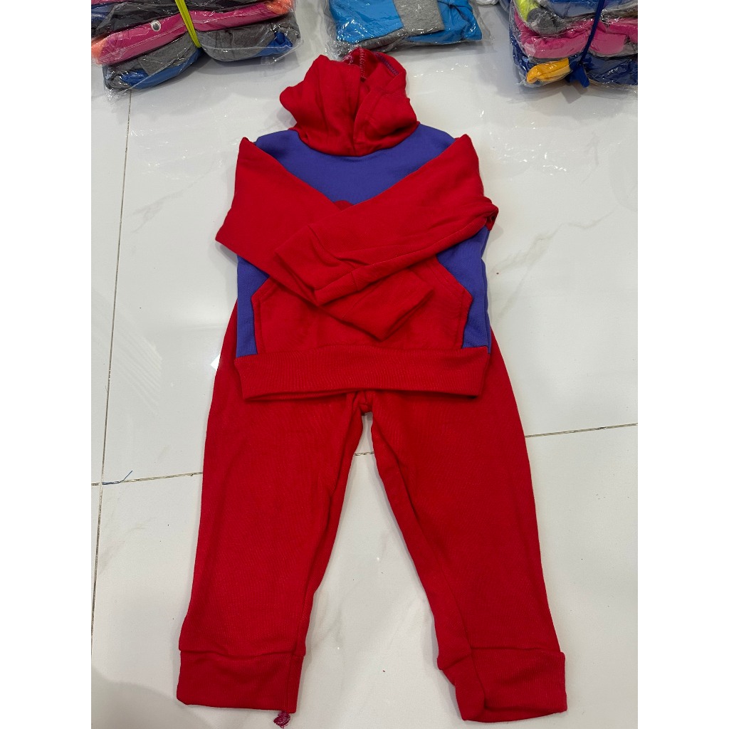 Mẫu con voi màu đỏ