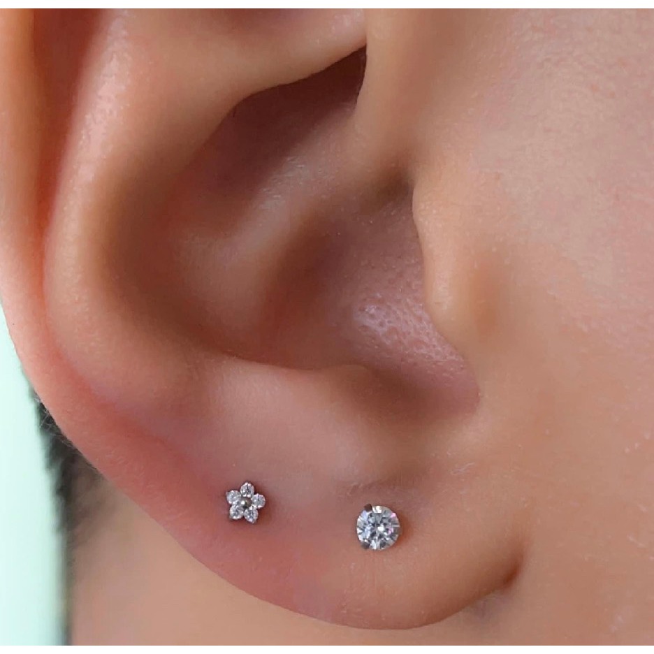 Khuyên tai Titan F136 chuẩn ASTM - MINI FLOWER TITAN