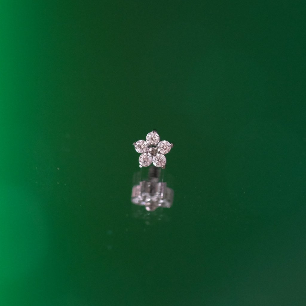 Khuyên tai Titan F136 chuẩn ASTM - MINI FLOWER TITAN