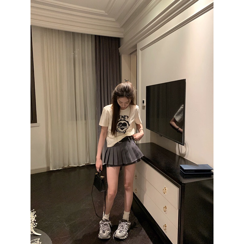 Chân váy xếp ly kèm đai thêu chữ hàng QC-Mon.Ami.hi