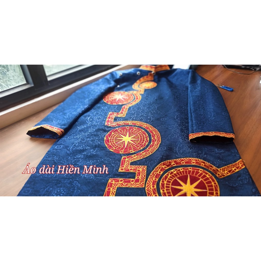Áo dài cách tân nam vải gấm hoạ tiết trống đồng độc đáo