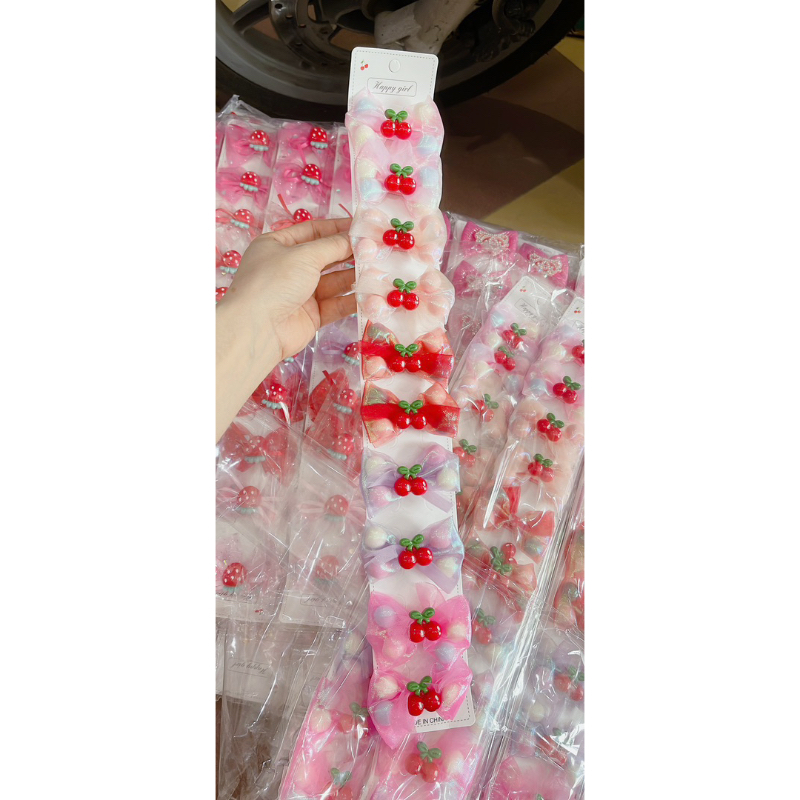 Sỉ 1 dây kẹp nơ  ren gắn quả cherry và quả dâu màu đỏ cho bé gái