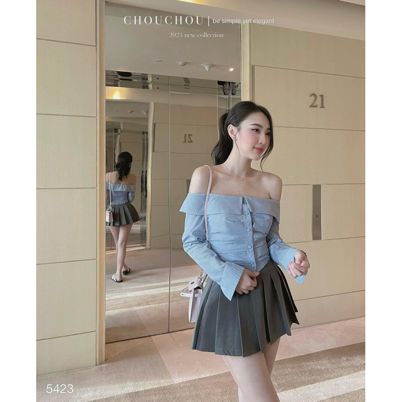 Set bộ áo kẻ trễ vai mix chân váy xếp ly xám