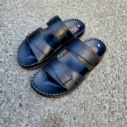 Dép 02 quai ngang nam da bò thật 100%, đế đúc nguyên khối thiết kế xẻ rãnh chống trơn trượt D.dela