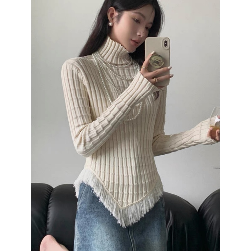 Áo len trắng kem cổ cao tay dài hoạ tiết gân vuông viền tua rua