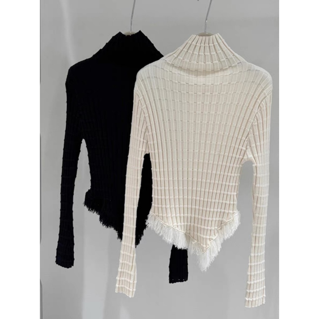 Áo len trắng kem cổ cao tay dài hoạ tiết gân vuông viền tua rua