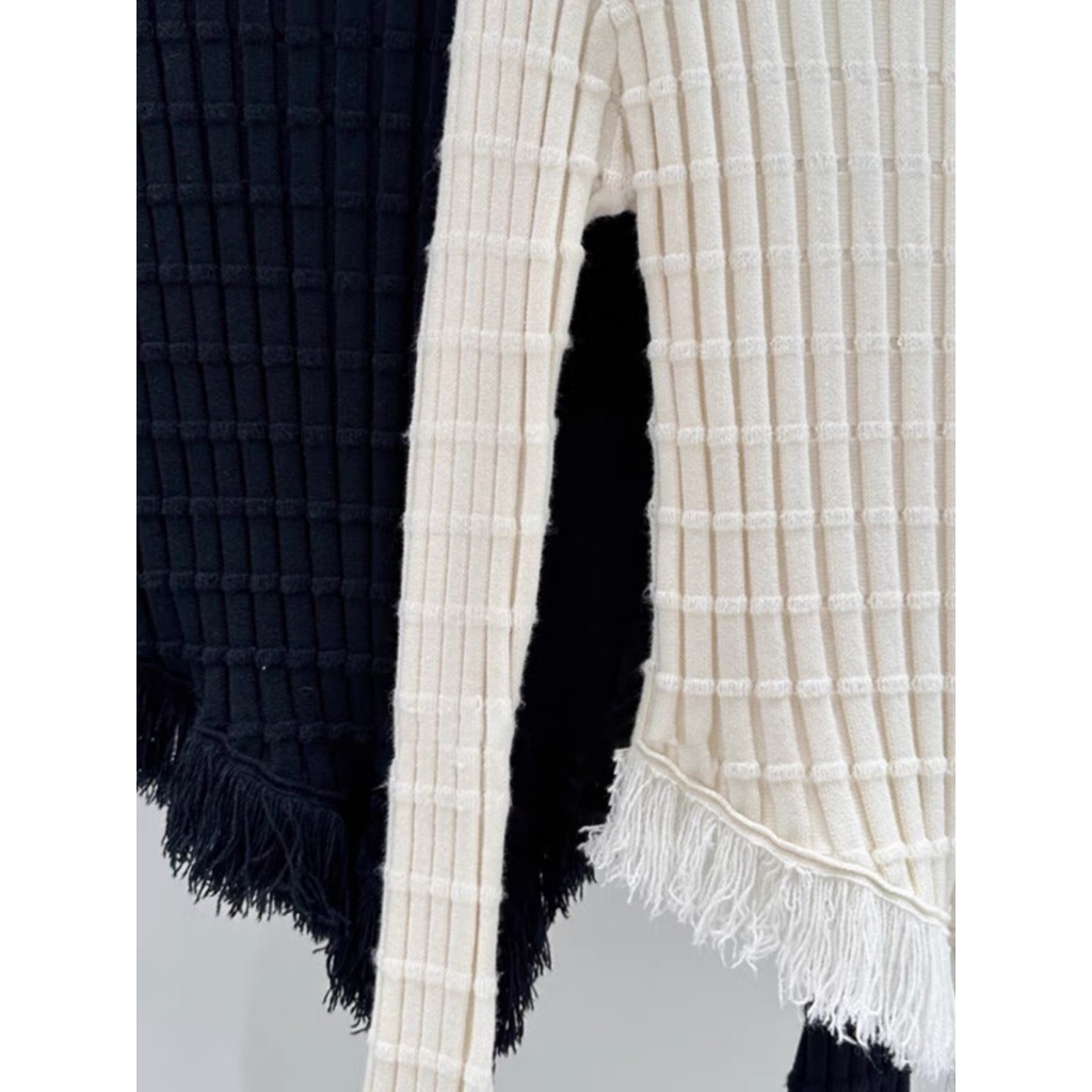 Áo len trắng kem cổ cao tay dài hoạ tiết gân vuông viền tua rua