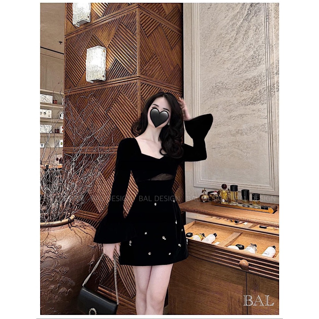 Mã V241 váy nhung loe tay đính đá