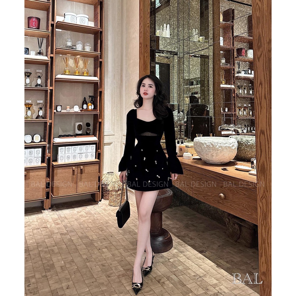 Mã V241 váy nhung loe tay đính đá