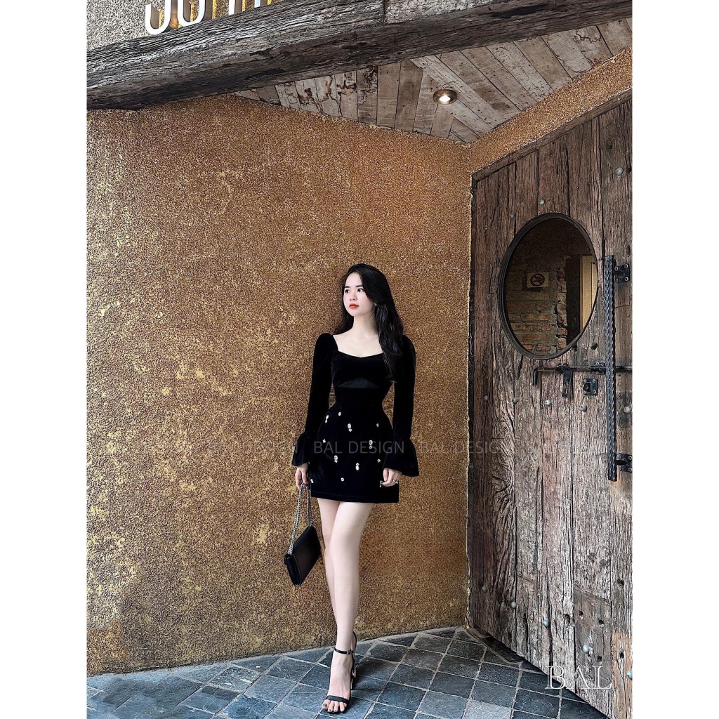 Mã V241 váy nhung loe tay đính đá