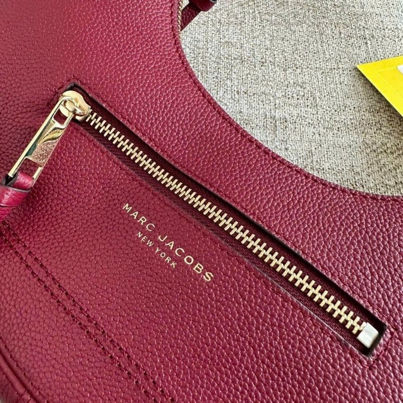 Mác Small Leather Crescent Shoulder Bag H920L03FA22✨Mẫu marc kẹp nách dáng ban nguyệt đơn giản sang trọng