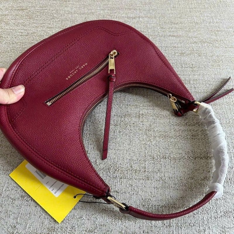 Mác Small Leather Crescent Shoulder Bag H920L03FA22✨Mẫu marc kẹp nách dáng ban nguyệt đơn giản sang trọng