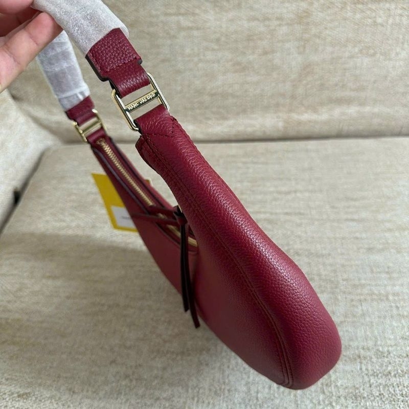 Mác Small Leather Crescent Shoulder Bag H920L03FA22✨Mẫu marc kẹp nách dáng ban nguyệt đơn giản sang trọng