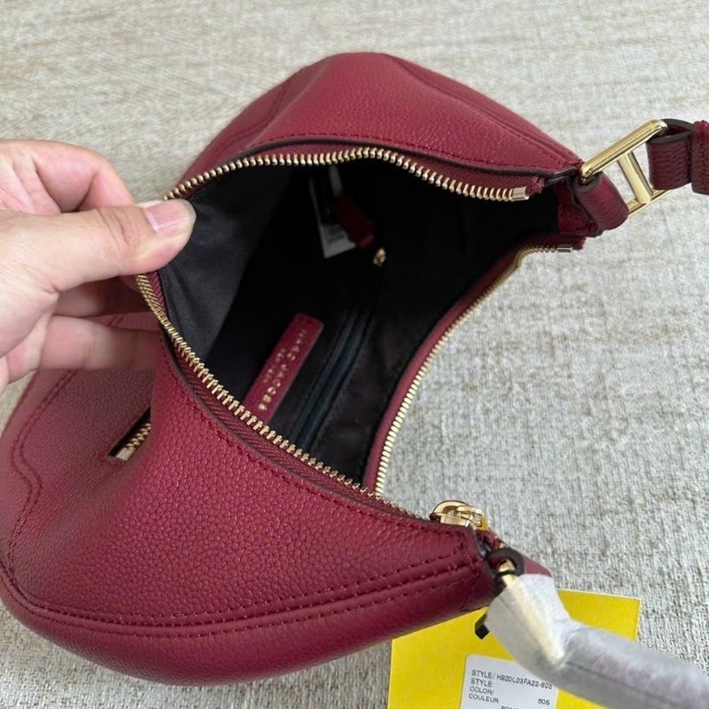 Mác Small Leather Crescent Shoulder Bag H920L03FA22✨Mẫu marc kẹp nách dáng ban nguyệt đơn giản sang trọng