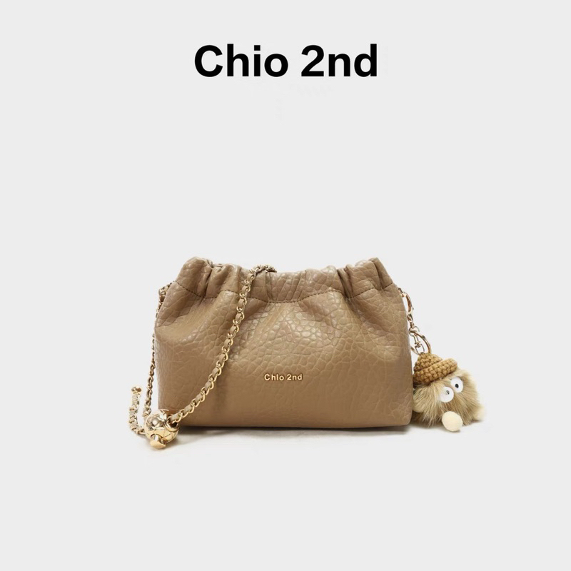 Túi Chio 2nd da dây xích nâu kèm móc treo miệng chun nhỏ gọn