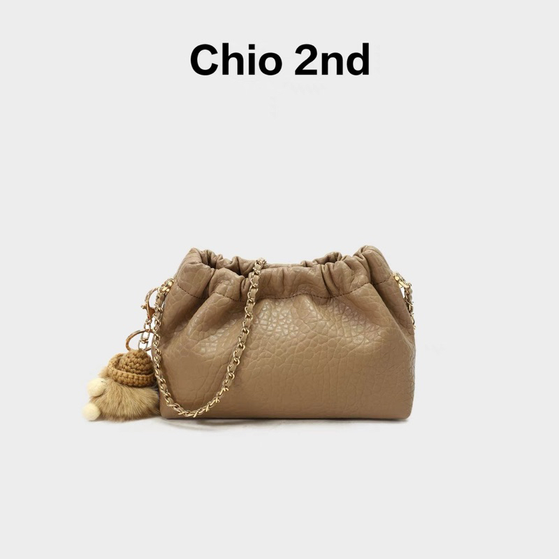 Túi Chio 2nd da dây xích nâu kèm móc treo miệng chun nhỏ gọn
