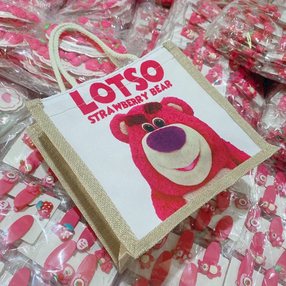 Túi Cói Gấu Dâu - Túi Xách Cói Mini Du Lịch Hoạ Tiết Gấu Dâu Lotso Có Khoá Kéo - Túi Xách  AnNa.Str