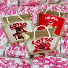 Túi Cói Gấu Dâu - Túi Xách Cói Mini Du Lịch Hoạ Tiết Gấu Dâu Lotso Có Khoá Kéo - Túi Xách  AnNa.Str