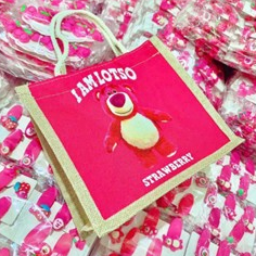 Túi Cói Gấu Dâu - Túi Xách Cói Mini Du Lịch Hoạ Tiết Gấu Dâu Lotso Có Khoá Kéo - Túi Xách  AnNa.Str