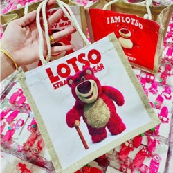 Túi Cói Gấu Dâu - Túi Xách Cói Mini Du Lịch Hoạ Tiết Gấu Dâu Lotso Có Khoá Kéo - Túi Xách  AnNa.Str