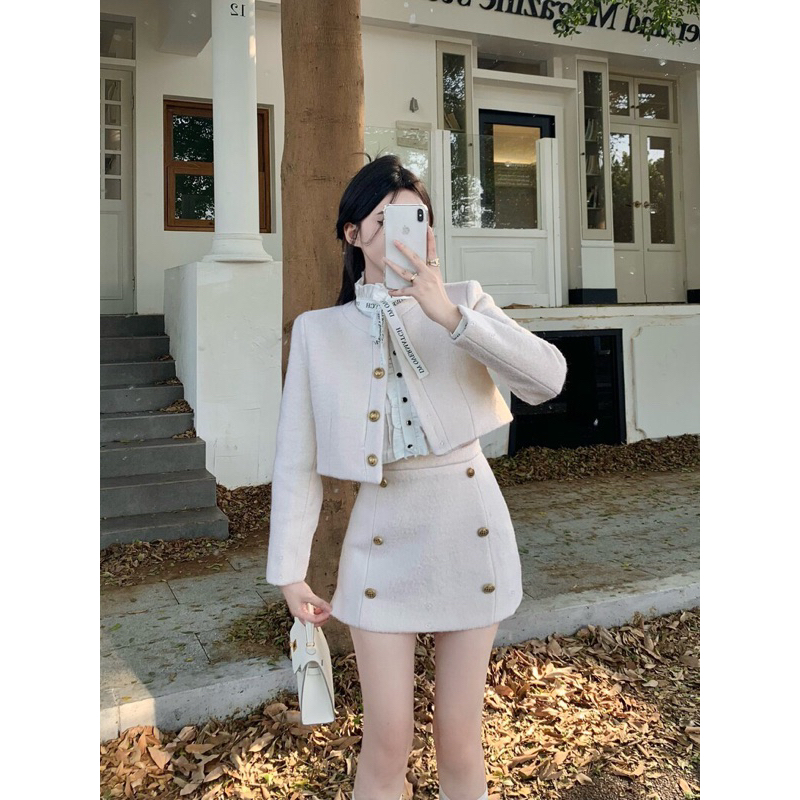 Set dạ phối viền lông  áo khoác dáng ngắn, kèm chân váy chữ A. Sơ mi mua riêng