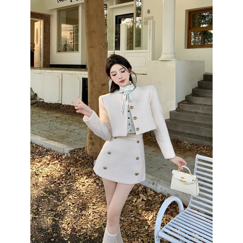 Set dạ phối viền lông  áo khoác dáng ngắn, kèm chân váy chữ A. Sơ mi mua riêng