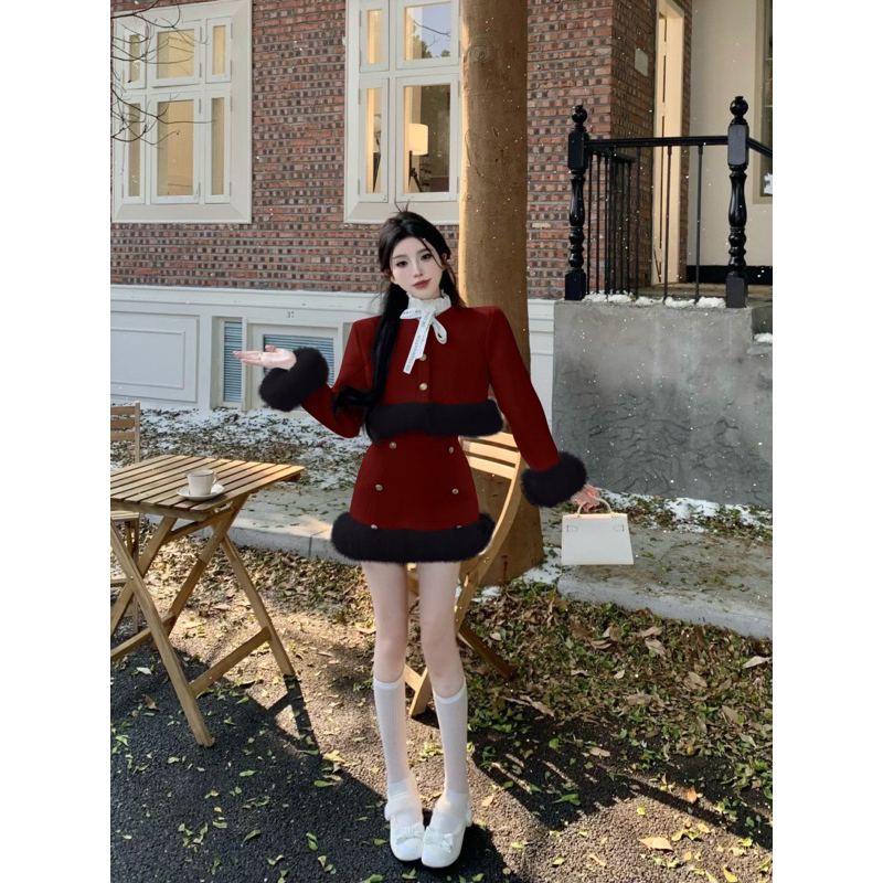 Set dạ phối viền lông  áo khoác dáng ngắn, kèm chân váy chữ A. Sơ mi mua riêng