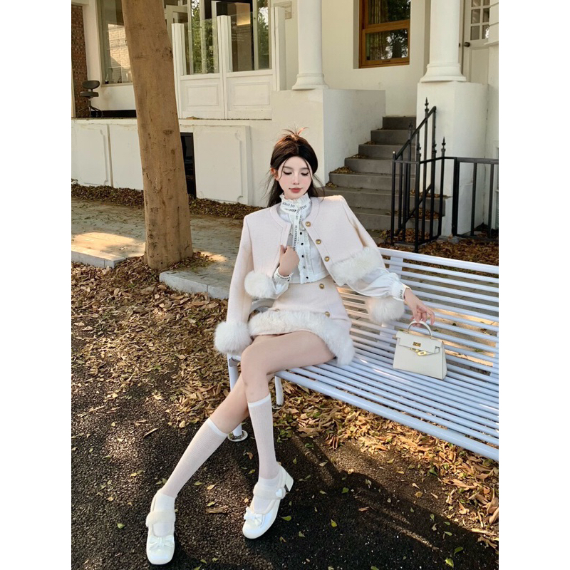 Set dạ phối viền lông  áo khoác dáng ngắn, kèm chân váy chữ A. Sơ mi mua riêng