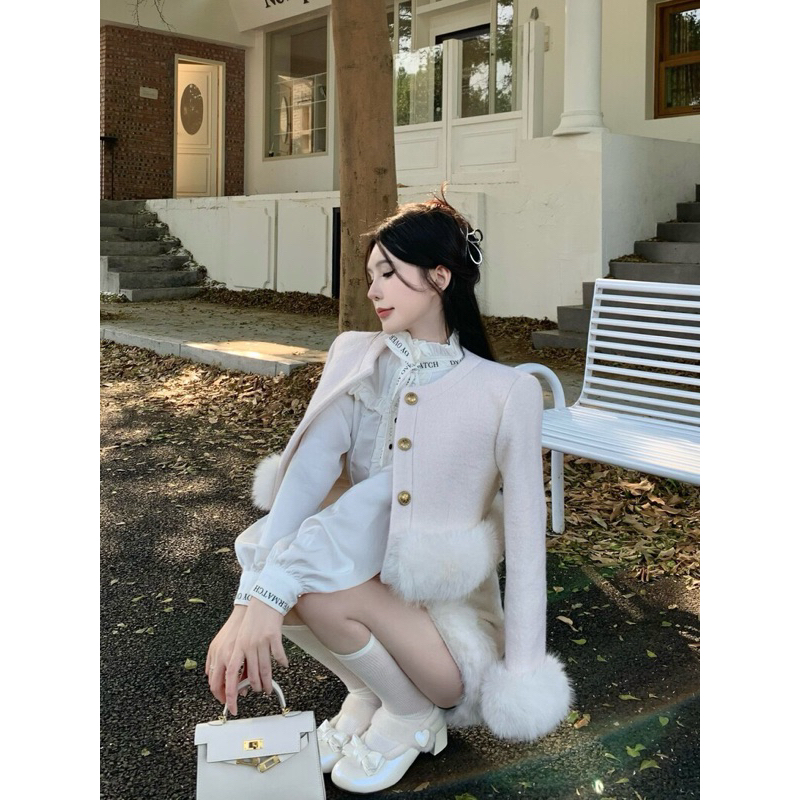 Set dạ phối viền lông  áo khoác dáng ngắn, kèm chân váy chữ A. Sơ mi mua riêng