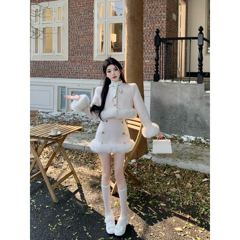 Set dạ phối viền lông  áo khoác dáng ngắn, kèm chân váy chữ A. Sơ mi mua riêng