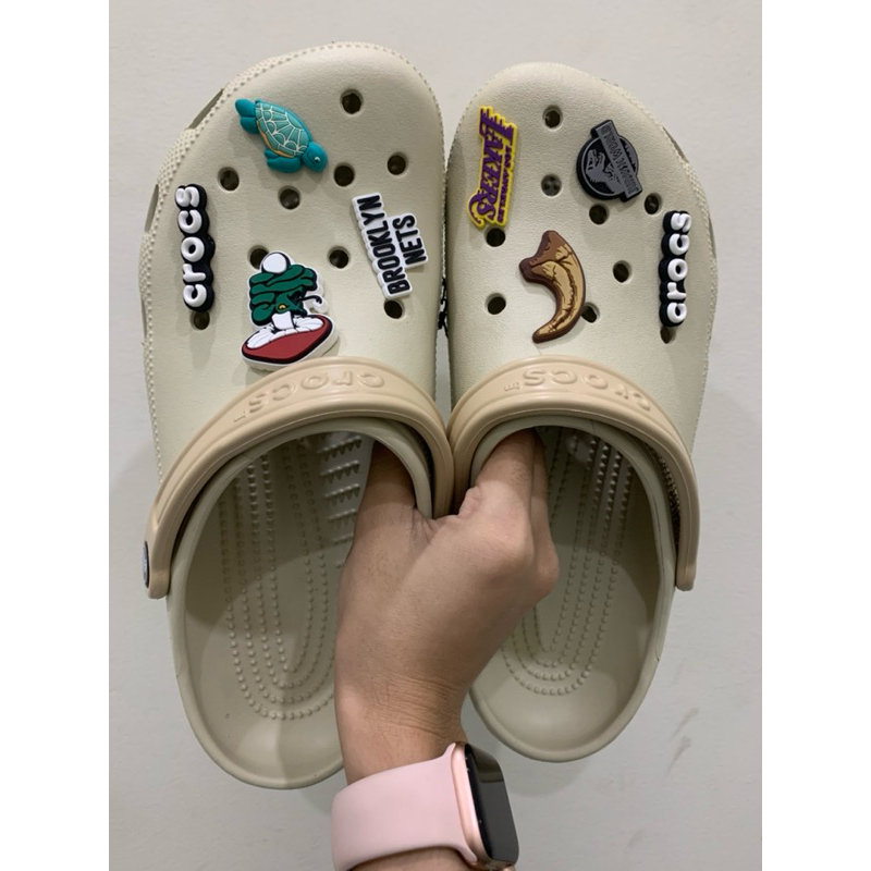 SỤC CROCS MÀU KEM TẶNG KÈM JIBBITZ