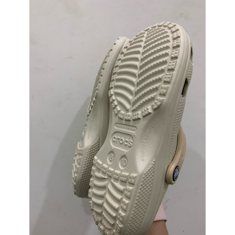 SỤC CROCS MÀU KEM TẶNG KÈM JIBBITZ