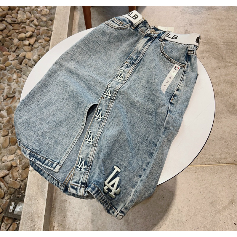 Chân váy jeans MLB thêu logo xẻ trước xinh