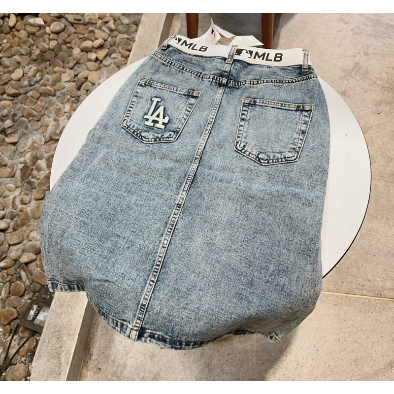 Chân váy jeans MLB thêu logo xẻ trước xinh
