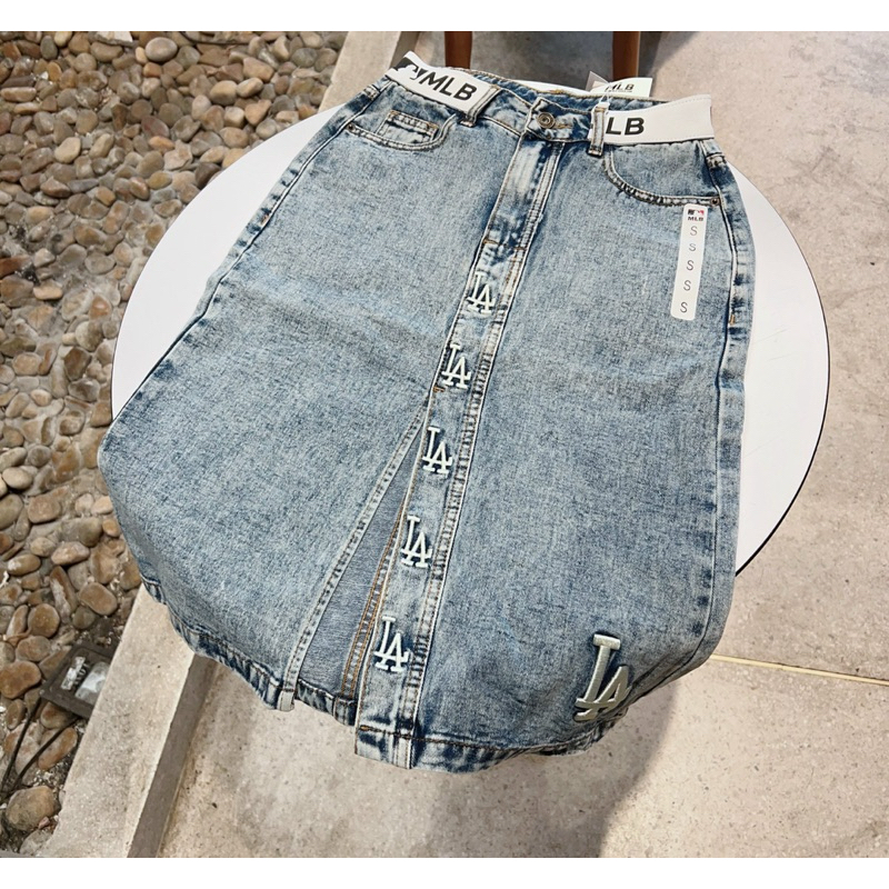 Chân váy jeans MLB thêu logo xẻ trước xinh