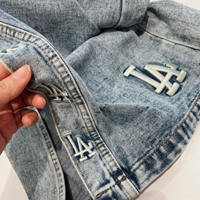 Chân váy jeans MLB thêu logo xẻ trước xinh