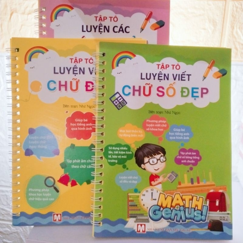 Bộ 3 vở luyện viết cho bé mực tự xóa tặng kèm 2 vỏ bút, 6 ngòi mực và 2 cá định vị giúp cầm bút đúng.