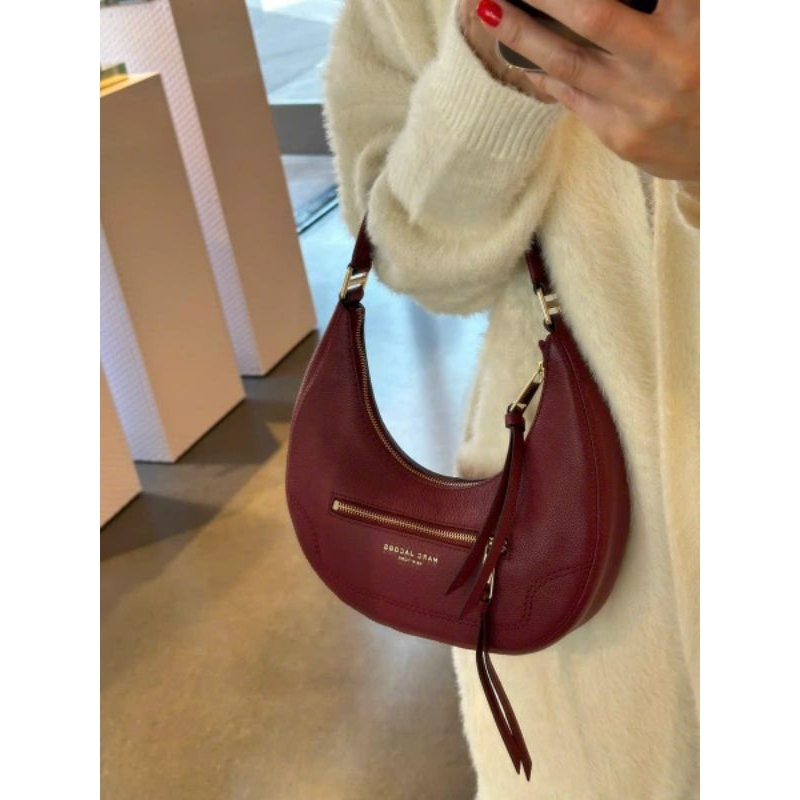 Mác Small Leather Crescent Shoulder Bag H920L03FA22✨Mẫu marc kẹp nách dáng ban nguyệt đơn giản sang trọng