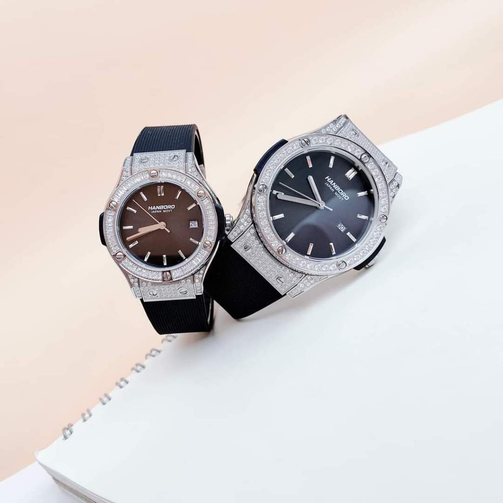 Đồng Hồ Cặp Đôi Nam Nữ Đính Đá Hanboro Dây Silicon Màu Đen Size 42mm/33mm Fullbox