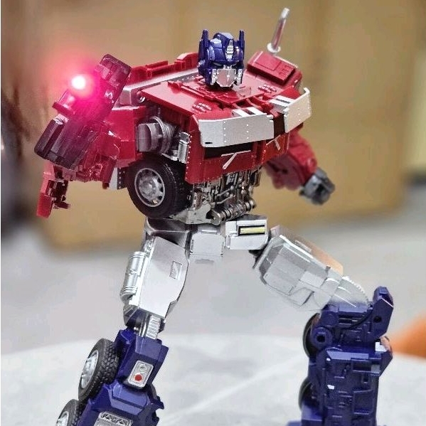 Mô hình Optimus Prime ROTB 32CM - Baiwei TW-1027D
