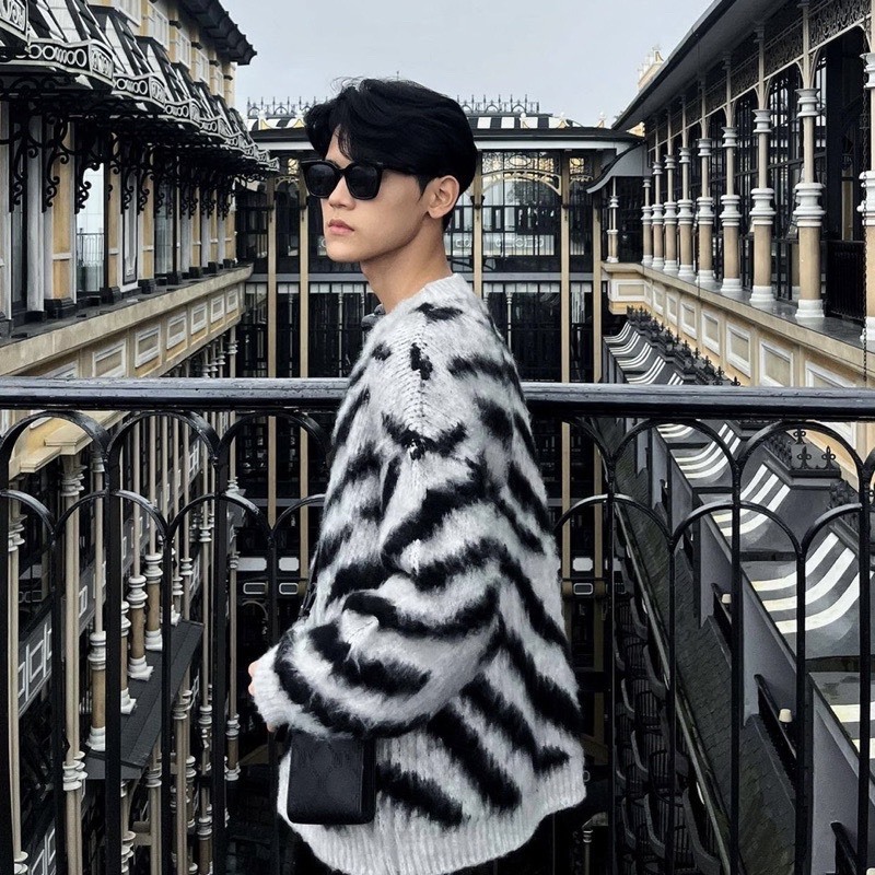 Áo Len Striped Form Oversized Ngựa Vằn Dành Cho Giới Trẻ
