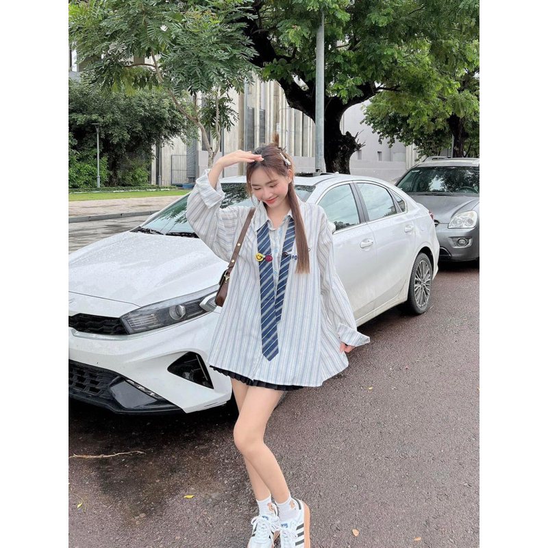 SET ÁO SƠ MI TAY DÀI SỌC PHỐI DÂY CỔ VÀ STICKER + CHÂN VÁY XOÈ XẾP LY XANH