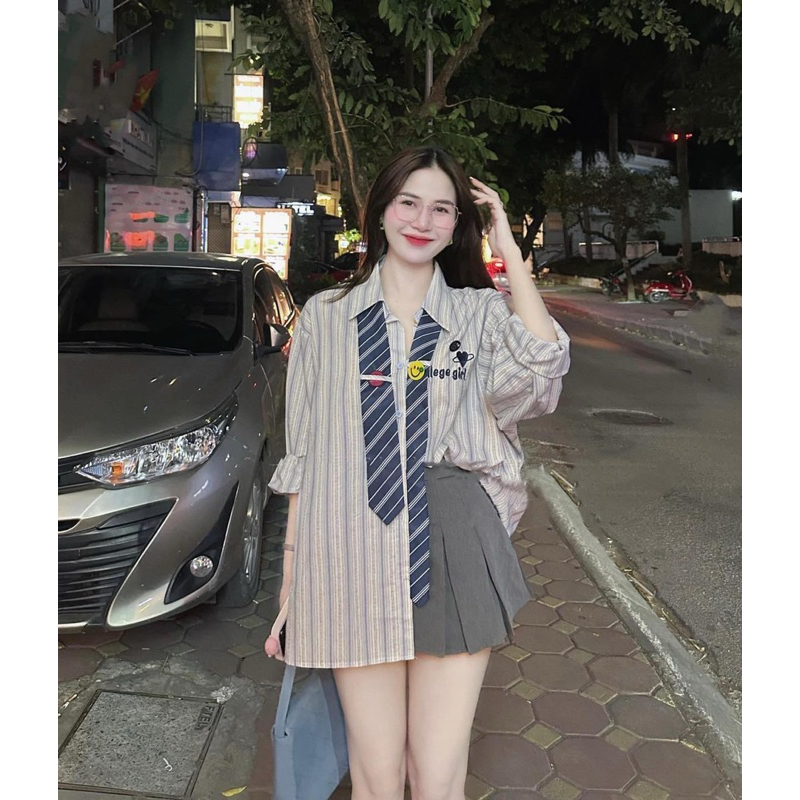 SET ÁO SƠ MI TAY DÀI SỌC PHỐI DÂY CỔ VÀ STICKER + CHÂN VÁY XOÈ XẾP LY XANH