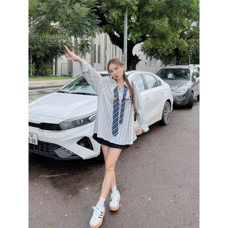 SET ÁO SƠ MI TAY DÀI SỌC PHỐI DÂY CỔ VÀ STICKER + CHÂN VÁY XOÈ XẾP LY XANH