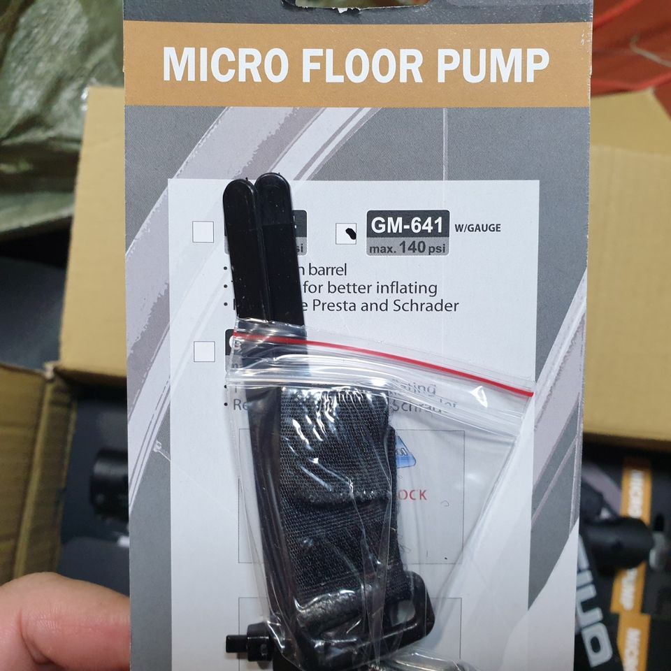 Bơm gắn xe mini giyo GM 641 siu tiện lợi