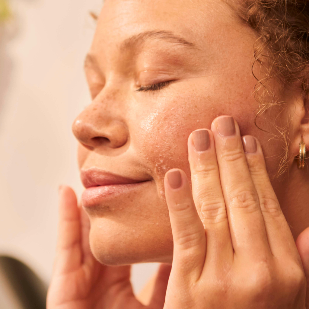 Tẩy tế bào chết da mặt The Body Shop Edelweiss Liquid Peel 100ML