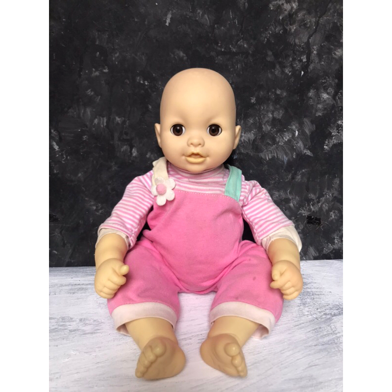 Búp bê em bé đáng yêu