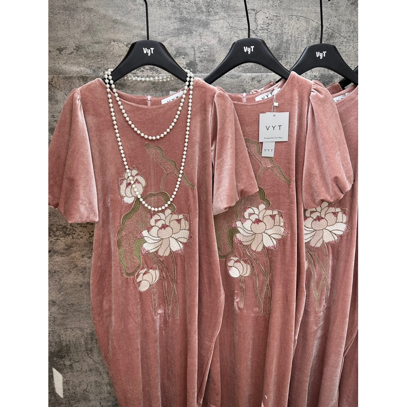 Váy xuông nhung thêu hoa sen cổ tròn tay bồng